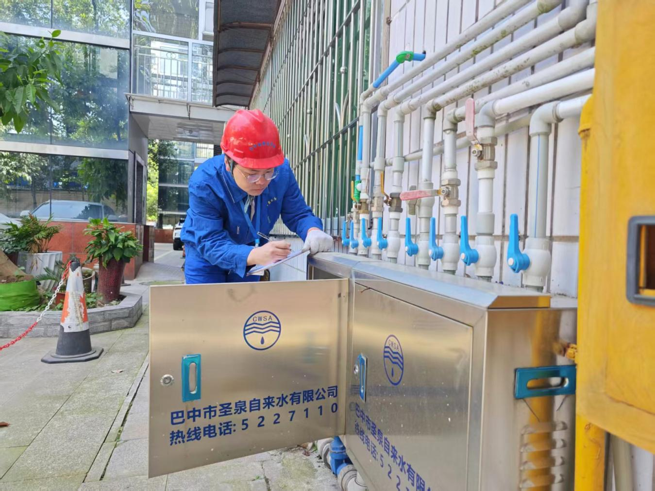 杨旭：用心用情守一线 细致服务解民忧